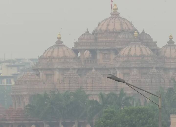 Delhi Air Pollution: દિવાળી પહેલા દિલ્હી-એનસીઆર પ્રદૂષણની ઝપેટમાં છે. રાષ્ટ્રીય રાજધાની દિવાળી પહેલા જ ધુમ્મસની લપેટમાં છે. રવિવારે સવારે 6 વાગ્યે દિલ્હીમાં સરેરાશ હવા ગુણવત્તા સૂચકાંક 266 હતો