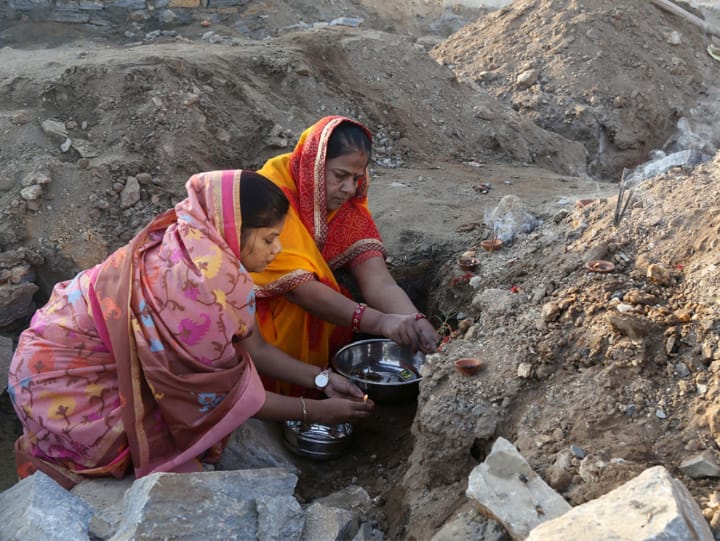 Diwali 2022 women worship the soil on Dhanteras in Rajasthan ann Diwali 2022: धनतेरस पर महिलाओं ने किया इस 'सोने' का पूजन, घर लेकर पहुंचीं खास धन