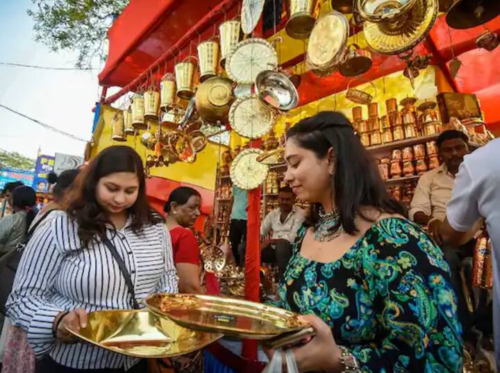 ਆਮ ਤੌਰ 'ਤੇ ਲੋਕ ਧਨਤੇਰਸ 'ਤੇ ਭਾਂਡੇ ਅਤੇ ਹੋਰ ਚੀਜ਼ਾਂ ਖਰੀਦਦੇ ਹਨ। ਥਾਂ-ਥਾਂ ਬਾਜ਼ਾਰਾਂ ਵਿੱਚ ਭਾਂਡਿਆਂ ਦੀਆਂ ਦੁਕਾਨਾਂ ’ਤੇ ਲੋਕਾਂ ਦੀ ਭਾਰੀ ਭੀੜ ਹੈ। ਇਸ ਤਿਉਹਾਰ ਲਈ ਵਪਾਰੀ ਲੰਬੇ ਸਮੇਂ ਤੋਂ ਤਿਆਰੀਆਂ ਕਰ ਰਹੇ ਹਨ। ਇਸ ਦੇ ਨਾਲ ਹੀ ਲੋਕ ਧਨਤੇਰਸ 'ਤੇ ਚਮਚ, ਗਲਾਸ, ਕਟੋਰਾ, ਥਾਲੀ ਸਮੇਤ ਭਾਂਡਿਆਂ ਦੇ ਸੈੱਟ ਅਤੇ ਹੋਰ ਸਾਮਾਨ ਖਰੀਦਣ 'ਚ ਰੁੱਝੇ ਹੋਏ ਹਨ।