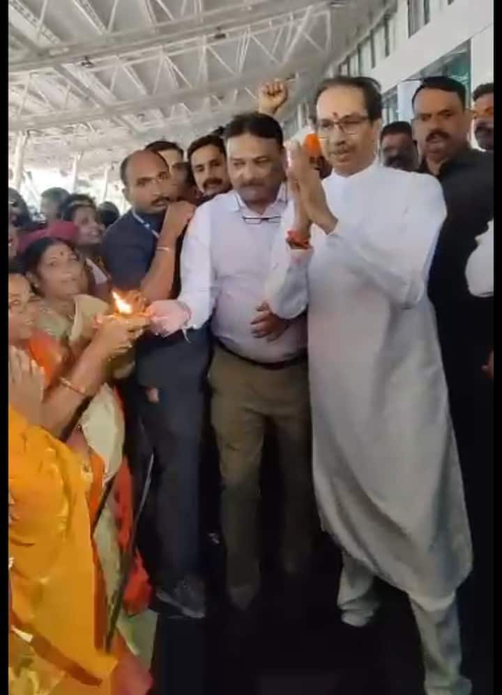 यावेळी शिवसैनिकांनी त्यांचे जोरदार स्वागत केले