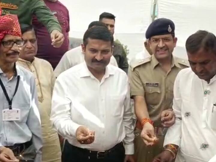 MP News Indore Police organized Diwali Milan Ceremony for Senior Citizens ANN MP: इंदौर में पुलिस कमिश्नर ने अनूठे अंदाज में मनाई दीपावली, फुलझड़ी के आनंद के साथ रोटी भी बनाई