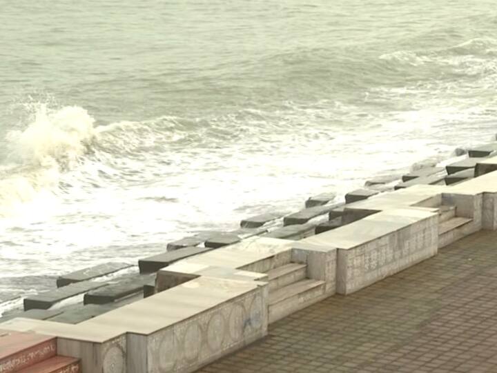 নবান্ন থেকে দক্ষিণ ২৪ পরগনা, কলকাতা থেকে হলদিয়া পুরসভা, জরুরি বিভাগের সঙ্গে যুক্ত সমস্ত কর্মী-আধিকারিকের ছুটি বাতিল করেছে।
