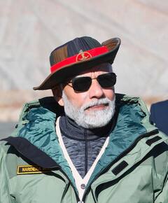 Narendra Modi: আলোর উৎসবের আনন্দ ভাগ, কার্গিলে জওয়ানদের সঙ্গে প্রধানমন্ত্রী