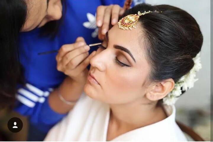 ਇਹ ਜਾਣਨ ਲਈ ਕਿ ਤੁਸੀਂ ਦੀਵਾਲੀ ਪੂਜਾ ਦੇ ਪਰੰਪਰਾਗਤ ਰੂਪ ਨੂੰ ਹੋਰ ਕਿਵੇਂ ਜੋੜ ਸਕਦੇ ਹੋ, ਇੱਥੇ ਦਿੱਤੇ ਗਏ ਮੇਕਅਪ ਟਿਪਸ ਨੂੰ ਪੜ੍ਹੋ।