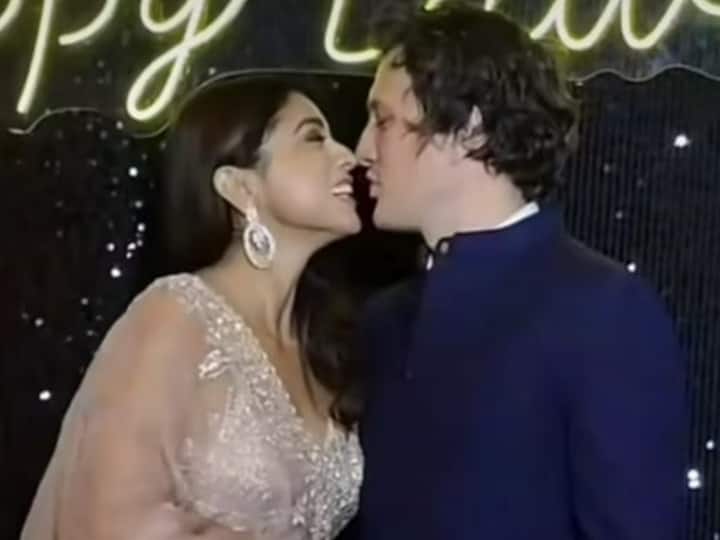 Shriya Saran liplock with husband Andrei Koschev at Diwali party Shriya Saran Video: दिवाली पार्टी में पति के साथ लिपलॉक करती नजर आईं श्रिया सरन, सोशल मीडिया पर वायरल ऐसा वीडियो