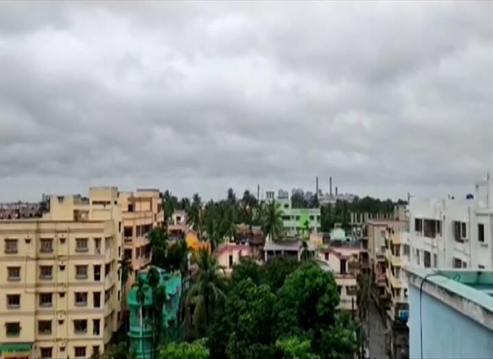 সাগর থেকে ৩৮০ কিলোমিটার দূরে ঘূর্ণিঝড় সিত্রাং। সমুদ্রের ওপর দিয়ে ঘণ্টায় ১৫ কিলোমিটার বেগে এগোচ্ছে উপকূলের দিকে।