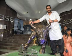 Muhurat Trading: মুহুরত ট্রেডিংয়ে ধনলক্ষ্মীর বর্ষা, আশীর্বাদ পেতে পৌঁছলেন 'সিঙ্ঘম'