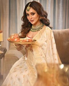 Diwali in Tollywood: কেউ সাজলেন সাবেকি ধাঁচে, কারও পছন্দ লেহঙ্গা, টলিউডের দীপাবলি উদযাপন