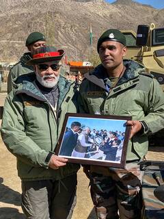 Narendra Modi: আলোর উৎসবের আনন্দ ভাগ, কার্গিলে জওয়ানদের সঙ্গে প্রধানমন্ত্রী