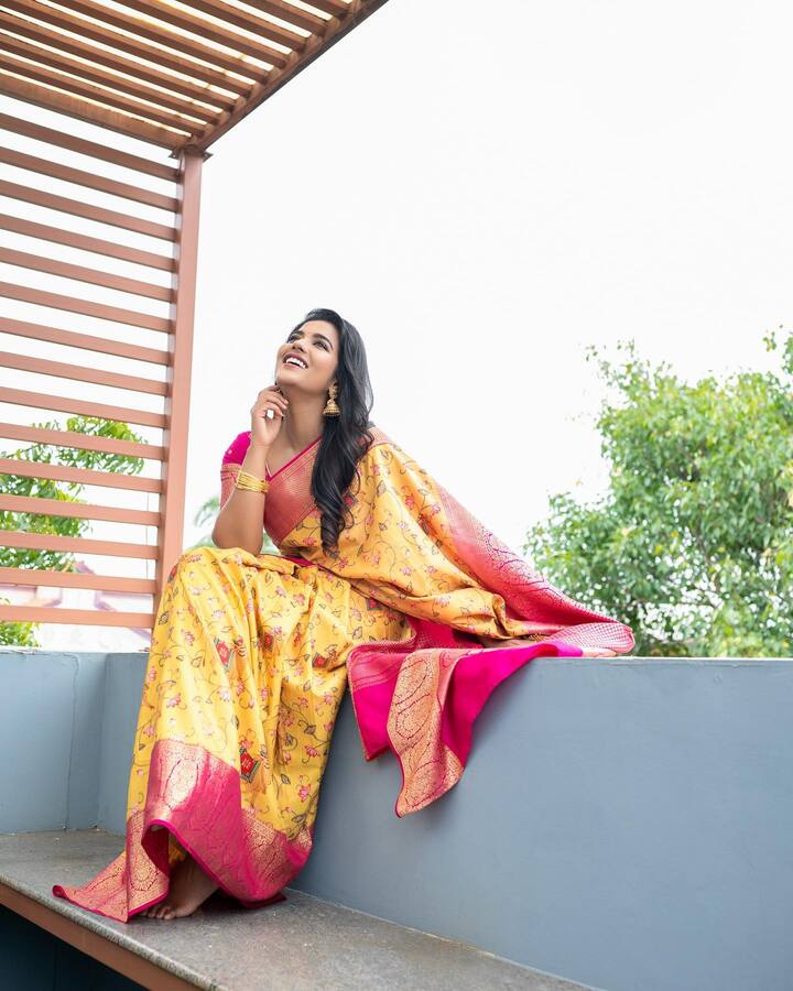 ప్రస్తుతం ఈమె చేతిలో సుమారు అర డజనుకు పైగా సినిమాలున్నాయి. Photo@Aishwarya Rajesh/instagram