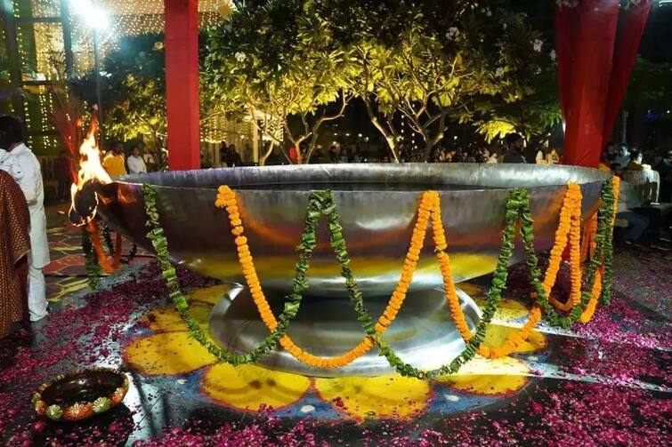 Diwali 2022: World's largest diya light in Mohali, 10 thousand people donated oil for world peace Diwali 2022: મોહાલીમાં પ્રગટ્યો વિશ્વનો સૌથી મોટો દીવો, વિશ્વ શાંતિ માટે 10 હજાર લોકોએ કર્યું તેલનું દાન