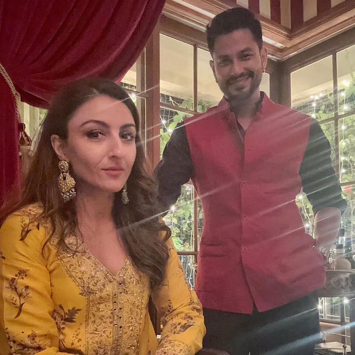 इन तस्वीरों में ये चारों ही ट्रेडिशनल लुक में नजर आ रहे हैं. जहां सोहा अली खान यलो कलर की सूट में नजर आ रही हैं तो वहीं कुणाल खेमू ब्लैक कलर में कुर्ते में नजर आ रहे हैं, साथ ही उन्होंने लाल कलर की एक जैकेट भी पहन रखी है.