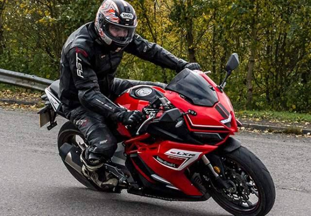 Affordable Sports Bikes for diwali purchasing best low price sports bikes auto marathi news Affordable Sports Bikes : दिवाळीत कमी बजेटमध्ये स्पोर्ट्स बाईक खरेदी करायचीय? तर 'या' मॉडेल्सचा विचार करू शकता