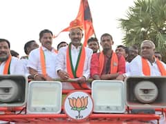 Munugode Bypolls: చౌటుప్పల్ లో బండి సంజయ్ వినూత్న ప్రచారం, తెలంగాణ భవిష్యత్ అని ఓటర్లకు సూచన