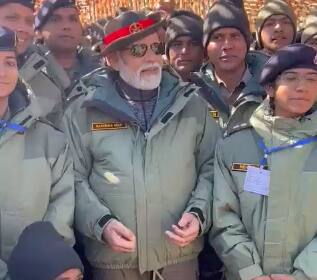 प्रधानमंत्री नरेंद्र मोदी ने सेना के जवानों को मिठाई खिलाई और उनके साथ तस्वीरें भी खिंचवाई. प्रधानमंत्री को अपने बीच देखकर सेना के जवानों का जोश एक दम हाई दिखा.