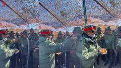 দীপাবলিতে জওয়ানদের নিজে হাতে মিষ্টি খাওয়ালেন মোদি