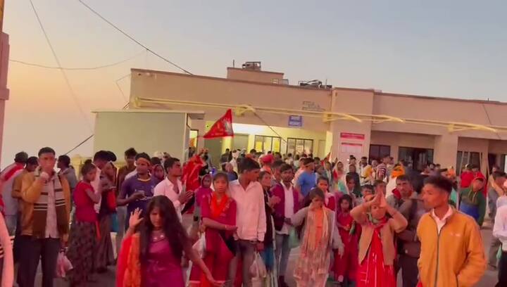 વહેલી સવારથી જ માઈ ભક્તોએ માતાજીના દર્શન કરવા લાઈનો લગાવી હતી.