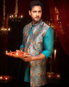 Diwali in Tollywood: কেউ সাজলেন সাবেকি ধাঁচে, কারও পছন্দ লেহঙ্গা, টলিউডের দীপাবলি উদযাপন