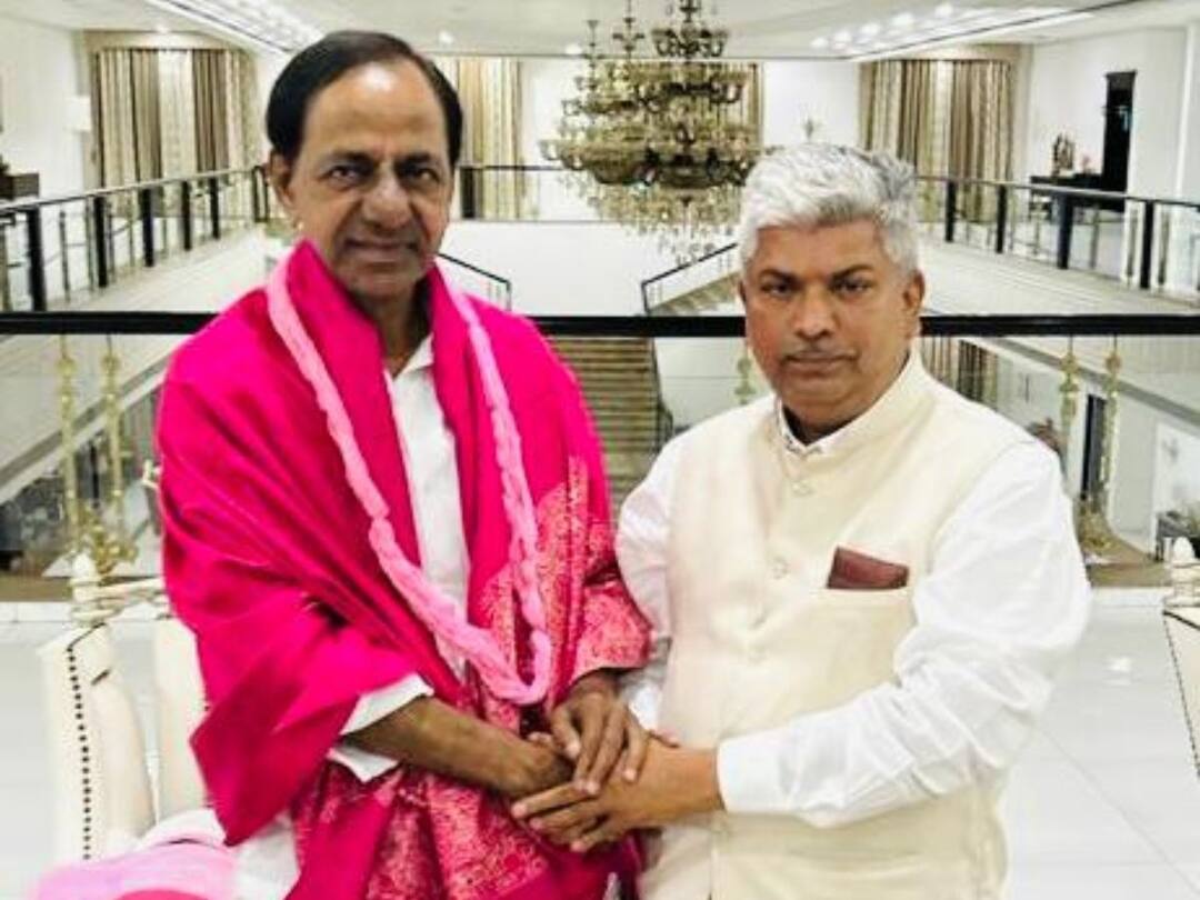 Telangana Politics: బీజేపీకి మరో షాక్ - టీఆర్ఎస్లో చేరనున్న మాజీ ఎంపీ రాపోలు Telangana Politics: Former MP Rapolu Anand Bhaskar quits BJP, to join TRS soon Telangana Politics: బీజేపీకి మరో షాక్ - టీఆర్ఎస్లో చేరనున్న మాజీ ఎంపీ రాపోలు