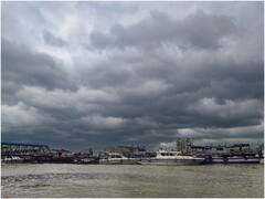 'सितरंग' चक्रवात से निपटने के लिए बंगाल सरकार तैयार, लोगों को सुरक्षित जगह पर किया शिफ्ट