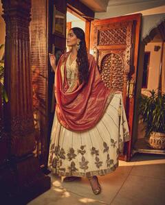 दिवाली पर किसी महारानी से कम नहीं लग रहीं सोनम कपूर, नज़रे झुकाए पति के साथ शेयर कीं खूबसूरत फोटोज़!