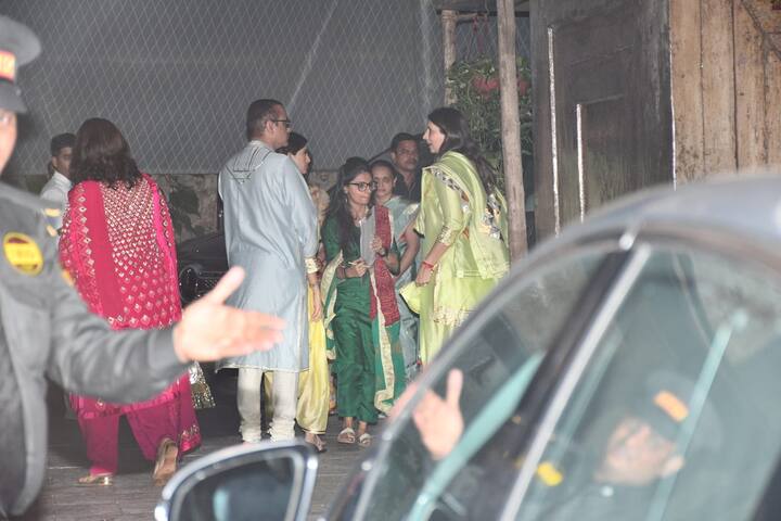 वहीं पिछली सीट पर ऐश्वर्या राय बैठी नजर आईं. बच्चन परिवार अपने बंगले पर जैसे ही पहुंचे गाड़ी के आगे पैपराजी और फैंस की भीड़ जमा हो गई.