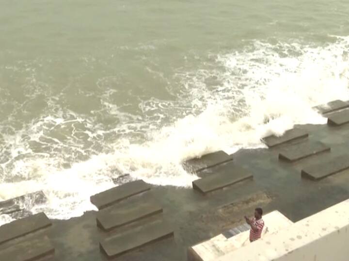 প্রস্তুত রাখা হয়েছে ত্রাণশিবির। শুকনো খাবার, সমুদ্র তীরবর্তী এলাকার বাসিন্দাদের নিরাপদ দূরত্বে সরানো হয়েছে। প্রশাসন সূত্রে খবর, দুর্যোগ মোকাবিলায়, রাজ্যের ৭টি জেলায় মোতায়েন রয়েছে, NDRF-এর ১৪টি টিম।