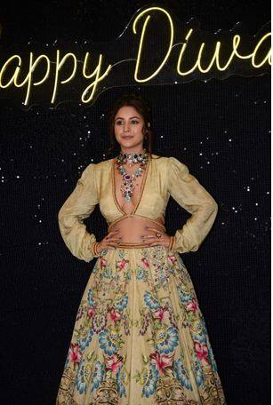 Shehnaaz Gill Diwali Look: ਹਾਲਾਂਕਿ ਸ਼ਹਿਨਾਜ਼ ਗਿੱਲ ਦੀ ਖੂਬਸੂਰਤੀ ਅਤੇ ਸਟਾਈਲ ਦਾ ਕੋਈ ਜਵਾਬ ਨਹੀਂ ਹੈ ਪਰ ਇਸ ਵਾਰ ਦੀਵਾਲੀ ਪਾਰਟੀ 'ਚ ਹਸੀਨਾ ਨੇ ਕੁਝ ਅਜਿਹਾ ਪਹਿਨਿਆ ਹੈ, ਜਿਸ ਨੂੰ ਦੇਖ ਕੇ ਹਰ ਕੋਈ ਦੰਗ ਰਹਿ ਗਿਆ ਹੈ।