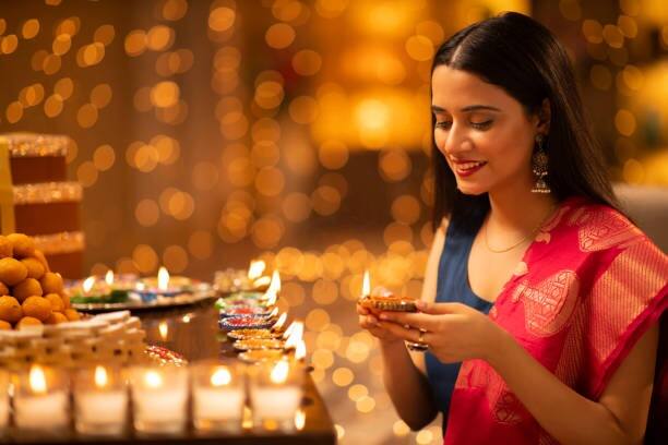 Diwali 2022: Get ready for Diwali in a way that doubles your beauty, know makeup tips Diwali 2022 : ਦੀਵਾਲੀ ਲਈ ਇਸ ਤਰ੍ਹਾਂ ਹੋਵੋ ਤਿਆਰ ਕਿ ਦੁੱਗਣਾ ਹੋ ਜਾਵੇ ਤੁਹਾਡਾ ਨਿਖ਼ਾਰ, ਜਾਣੋ ਮੇਕਅੱਪ ਟਿਪਸ