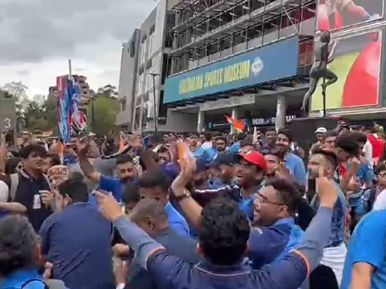 india vs pak t20 match fans dance to lungi dance outside melbourne stadium மெல்போர்ன் மைதானத்திற்கு வெளியே 'லுங்கி டான்ஸ்': வீடியோ பகிர்ந்த ஆனந்த் மஹிந்திரா..