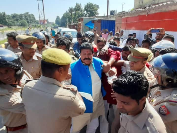 UP Nwes Former Minister of SP Radheshyam Singh Protest With Farmers due to sugarcane payment ANN दिवाली के दिन गन्ना किसानों के बकाए को लेकर पूर्व मंत्री का धरना प्रदर्शन, पुलिस ने किया गिरफ्तार