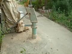 Nellore News : రోడ్డు మధ్యలో చేతిపంపు, మీరెలా పోతే మాకేంటి?