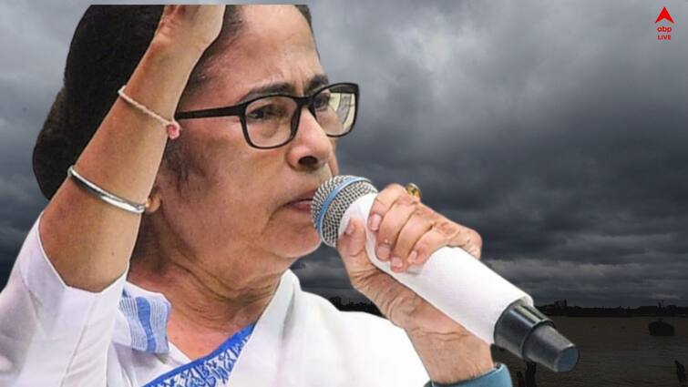 Kolkata News Mamata Banerjee gives reaction on Cyclone during Kali Puja 2022 Mamata Banerjee: 'ঝড়-বৃষ্টি বেশি হলে ঘরে থাকাটাই ভালো', কালীপুজোয় ঘূর্ণিঝড় নিয়ে সতর্কবার্তা মমতার