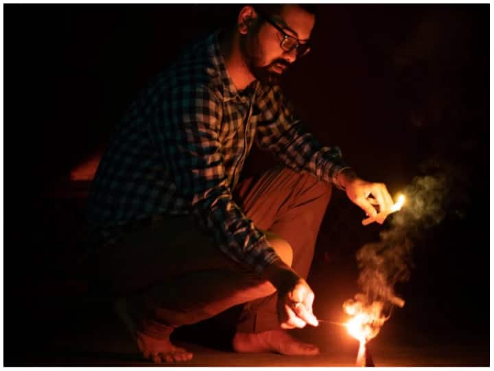 Be careful while burning fire crackers tips for kids for a safe diwali Diwali 2022: दिवाली पर पटाखे जलाते समय इन बातों का रखें खास ख्याल, बच्चों को जरूर दें ये ​हिदायत