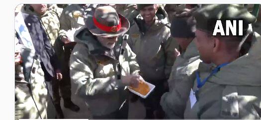 Diwali 2022: PM Narendra Modi distributes sweets among army soldiers and interacts with them in Kargil Diwali 2022: PM મોદીએ કારગિલમાં જવાનોને મીઠાઈ ખવડાવી મોં કરાવ્યું મીઠું, જવાનોએ લલકાર્યું એ મેરે પ્યારે વતન ગીત... જુઓ વીડિયો