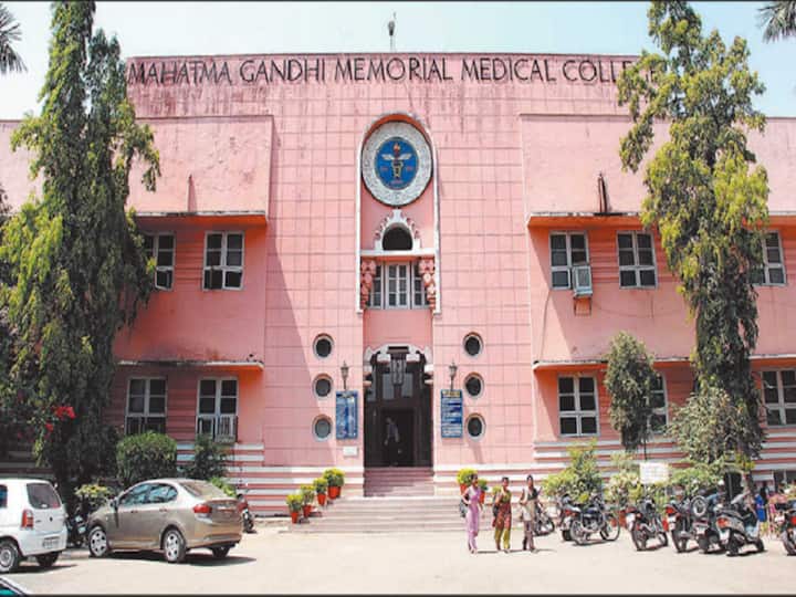 cobra snake appears in warangal mgm hospital neuro ward Warangal: వరంగల్ ఎంజీఎంలోకి మళ్లీ పాము, పేషెంట్ బెడ్ కిందే తాచుపాము ప్రత్యక్షం