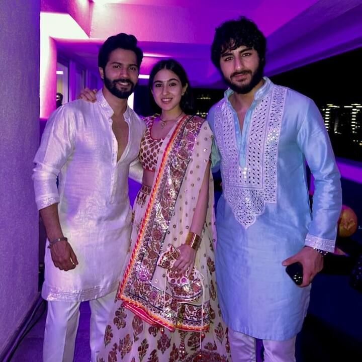 इन तस्वीरों को सारा ने अपने इंस्टग्राम पर शेयर किया है, जिनमें एक तस्वीर में सारा के भाई इब्राहिम अली खान और अभिनेता वरुण धवन भी नजर आ रहे हैं.