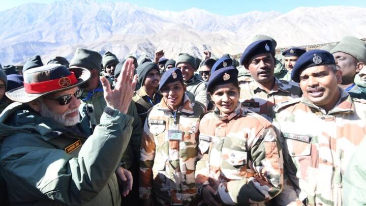 Celebration in Kargil: প্রতিবছর এই দিনটায় তিনি পৌঁছে যান সেইসব অতন্দ্র প্রহরীদের কাছে, যাঁদের সৌজন্যে আমরা নিশ্চিন্তে ঘুমোতে পারি। এ বছরও তার ব্যতিক্রম হল না। কার্গিল পৌঁছলেন প্রধানমন্ত্রী।