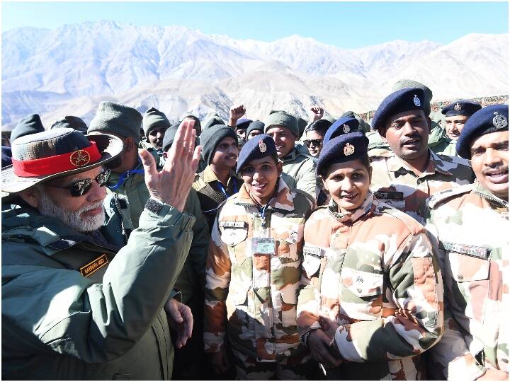 पीएम मोदी ने कहा कि पिछले आठ वर्षों में, सरकार ने नई प्रौद्योगिकियों को अपनाकर सीमावर्ती क्षेत्रों में बुनियादी ढांचे के विकास और बलों में महिलाओं को शामिल कर सशस्त्र बलों में सुधारों को लागू करने पर काम किया है. पीएम ने कहा कि सशस्त्र बलों में महिलाओं के शामिल होने से हमारी ताकत बढ़ेगी. उन्होंने कहा कि सशस्त्र बलों में दशकों से सुधार की जरूरत थी, जिन्हें अब लागू किया जा रहा है.