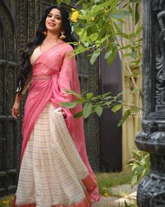 Divya Bharathi: பேச்சுலர் திரைப்பட நாயகி திவ்ய பாரதியின் தீபாவளி கலக்கல் கிளிக்ஸ்!