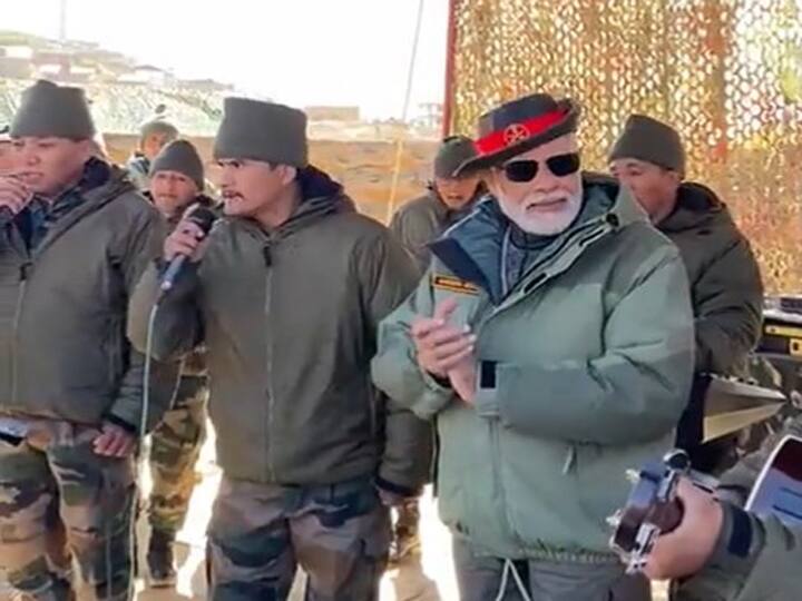 A spirited Diwali in Kargil PM Modi joins sing along with soldiers in Kargil watch video vande mataram VIDEO: करगिल में सेना के जवानों संग पीएम मोदी की दिवाली-गीतों वाली, सुर में सुर मिला ताली बजाकर गाना गाया