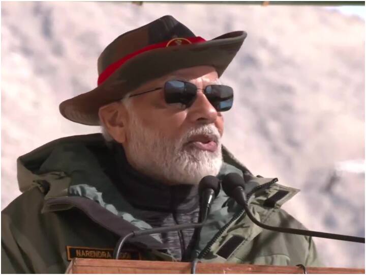 पीएम ने सेना के जवानों से कहा कि आज नौसेना के ध्वज से वीर शिवाजी की प्रेरणा जुड़ गई है. आज पूरे विश्व की नजर भारत पर है, भारत के बढ़ते सामर्थ्य पर है, जब भारत की ताकत बढ़ती है तो शांति की उम्मीद बढ़ती है विश्व में संतुलन आता है.