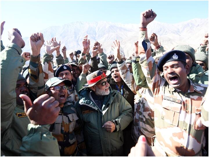 अधिकारियों ने बताया कि मेजर अमित ने गुजरात के बालाचड़ी में सैनिक स्कूल में मोदी से मुलाकात की थी. पीएम मोदी राज्य का मुख्यमंत्री बनने के तत्काल बाद अक्टूबर में उस स्कूल गए थे. एक अधिकारी ने कहा, “आज करगिल में दोनों फिर जब एक-दूसरे से मिले तो यह बहुत भावुक मुलाकात थी.”