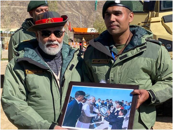 PM मोदी ने करगिल में मेजर अमित से मुलाकात की, जिनसे वह पहले नवंबर 2001 में गुजरात के बलाचडी में एक सैनिक स्कूल में मिले थे.
