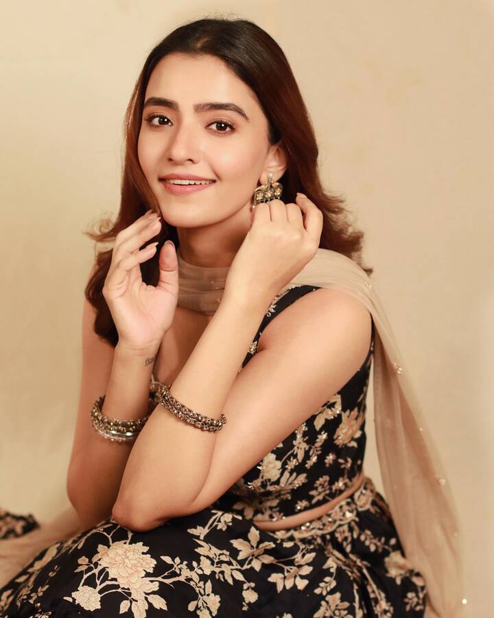 నాని 'కృష్ణార్జున యుద్ధం' సినిమాతో టాలీవుడ్ ప్రేక్షకులకు చేరువైన రుక్సర్ థిల్లాన్..'ABCD', ‘అశోక వనంలో అర్జున కళ్యాణం’ లో నటనకు మంచి మార్కులందుకుంది.