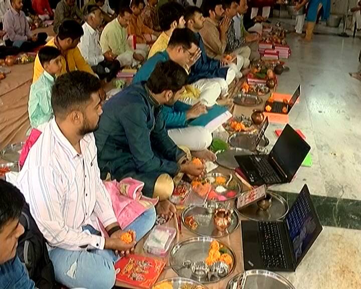 અમદાવાદ સ્વામિનારાયણ મંદિર કુમકુમ મણીનગર ખાતે વેપારીઓ દ્વારા પરંપરાગત ચોપડા પૂજન તથા આધુનિક યુગ પ્રમાણે લેપટોપ પૂજન કરવામાં આવ્યું