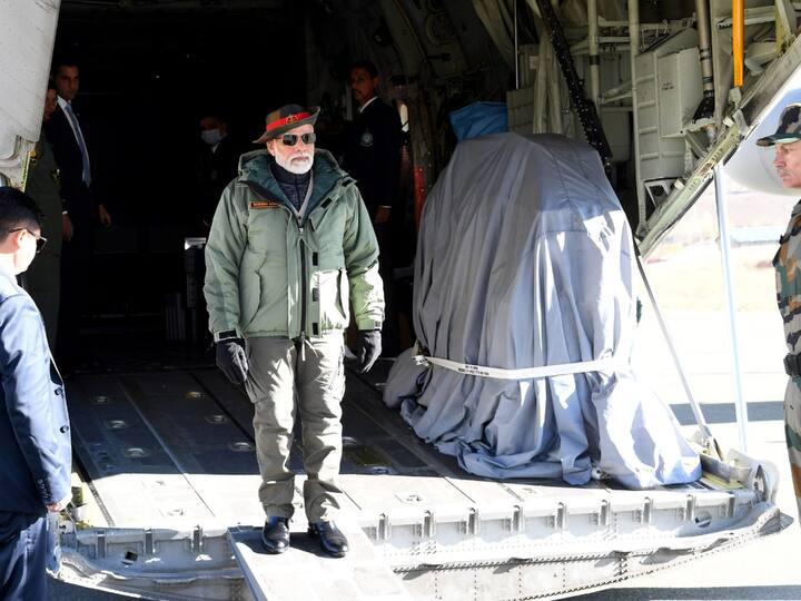 This is the ninth consecutive year when the Prime Minister reached a border area to celebrate Diwali with security force personnel. He has been to different border areas to celebrate the festival. Image Source: PTI