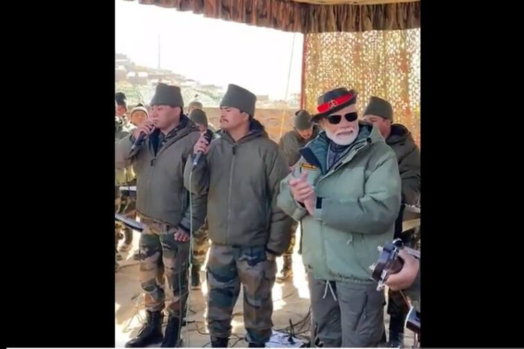 diwali pm modi joins vande mataram singalong with armed forces in kargil PM Modi : पंतप्रधान मोदी यांनी जवानांसोबत गायलं 'वंदे मातरम्', कारगिलमध्ये साजरी केली दिवाळी