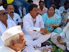 Maharashtra Farmers Protest: बुलढाणा में विधायक संजय गायकवाड़ ने किसानों के साथ दिया धरना, वहीं खाई रोटी-चटनी, देखें तस्वीरें