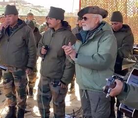 पीएम मोदी के पहुंचने की खुशी में भारतीय सेना के जवानों ने देशभक्ति गीत गाए. पीएम मोदी ने भी तालियों के साथ उनका अभिवादन किया.